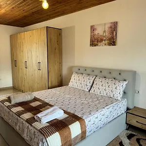 Bed & Breakfast Zefi Rrenc, Papaj
